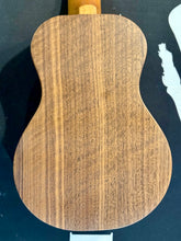 將圖片載入圖庫檢視器 【預售】100% Handmade Oulcraft Walnut / Pale Moon Ebony 23" Concert Ukulele