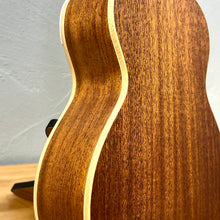 將圖片載入圖庫檢視器 aNueNue 彩色 UC10 23吋雲杉面實木Ukulele - 暗夜黑 Black Beauty