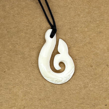 Load image into Gallery viewer, 新西蘭骨雕頸飾 New Zealand Bone Carving HEIMATAU Style
