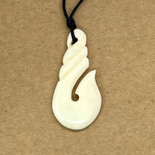 Load image into Gallery viewer, 新西蘭骨雕頸飾 New Zealand Bone Carving HEIMATAU Style