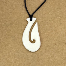 Load image into Gallery viewer, 新西蘭骨雕頸飾 New Zealand Bone Carving HEIMATAU Style