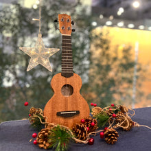 Load image into Gallery viewer, 【預售】聖誕限定禮品套裝 Tom T3 17&quot; 桃花心木面實木 Solid Top Mahogany Ukulele
