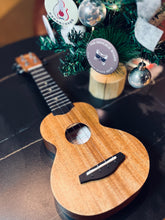 Load image into Gallery viewer, 【預售】聖誕限定禮品套裝 Tom T3 17&quot; 桃花心木面實木 Solid Top Mahogany Ukulele
