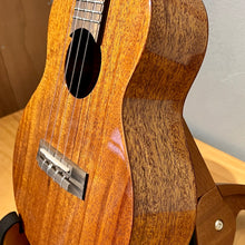 Load image into Gallery viewer, ACE D66 - AA級26吋非洲桃花心全實木Ukulele
