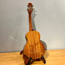 Load image into Gallery viewer, ACE D66 - AA級26吋非洲桃花心全實木Ukulele
