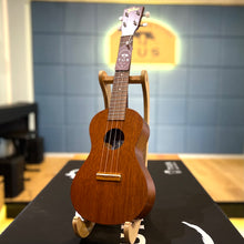 Load image into Gallery viewer, 【預售】日本製 -  Famous by KIWAYA FC-1G  Laminated African Mahogany 非洲桃花心木三片原木合板 23&quot; Ukulele
