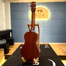 Load image into Gallery viewer, 【預售】日本製 -  Famous by KIWAYA FC-1G  Laminated African Mahogany 非洲桃花心木三片原木合板 23&quot; Ukulele
