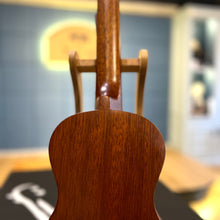 Load image into Gallery viewer, 【預售】日本製 -  Famous by KIWAYA FC-1G  Laminated African Mahogany 非洲桃花心木三片原木合板 23&quot; Ukulele
