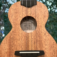 Load image into Gallery viewer, 【預售】聖誕限定禮品套裝 Tom T3 17&quot; 桃花心木面實木 Solid Top Mahogany Ukulele
