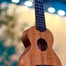 Load image into Gallery viewer, 【預售】聖誕限定禮品套裝 Tom T3 17&quot; 桃花心木面實木 Solid Top Mahogany Ukulele
