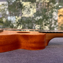 Load image into Gallery viewer, 【預售】聖誕限定禮品套裝 Tom T3 17&quot; 桃花心木面實木 Solid Top Mahogany Ukulele
