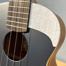 Load image into Gallery viewer, aNueNue 彩色 UC10 23吋雲杉面實木Ukulele - 暗夜黑 Black Beauty
