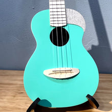 將圖片載入圖庫檢視器 aNueNue 彩色 UC10 23吋雲杉面實木Ukulele - 冰綠色 Ice Green
