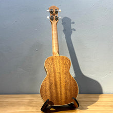 Load image into Gallery viewer, 【預售】aNueNue 彩色 UC10 23吋雲杉面實木Ukulele - 冰綠色 Ice Green
