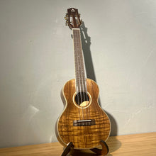 Load image into Gallery viewer, 【預售】ACE A65X - 26吋虎紋泰國相思木全實木Ukulele
