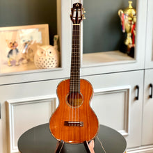 Load image into Gallery viewer, 【預售】ACE D70 - AA級30吋Baritone非洲桃花心木全實木Ukulele
